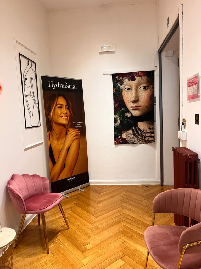 Corridoio dello studio con materiale informativo sui trattamenti