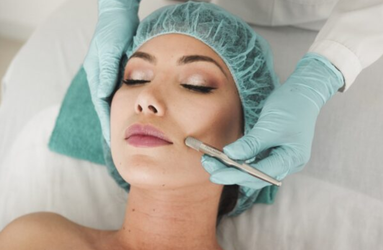 Trattamento viso con tecniche iniettive