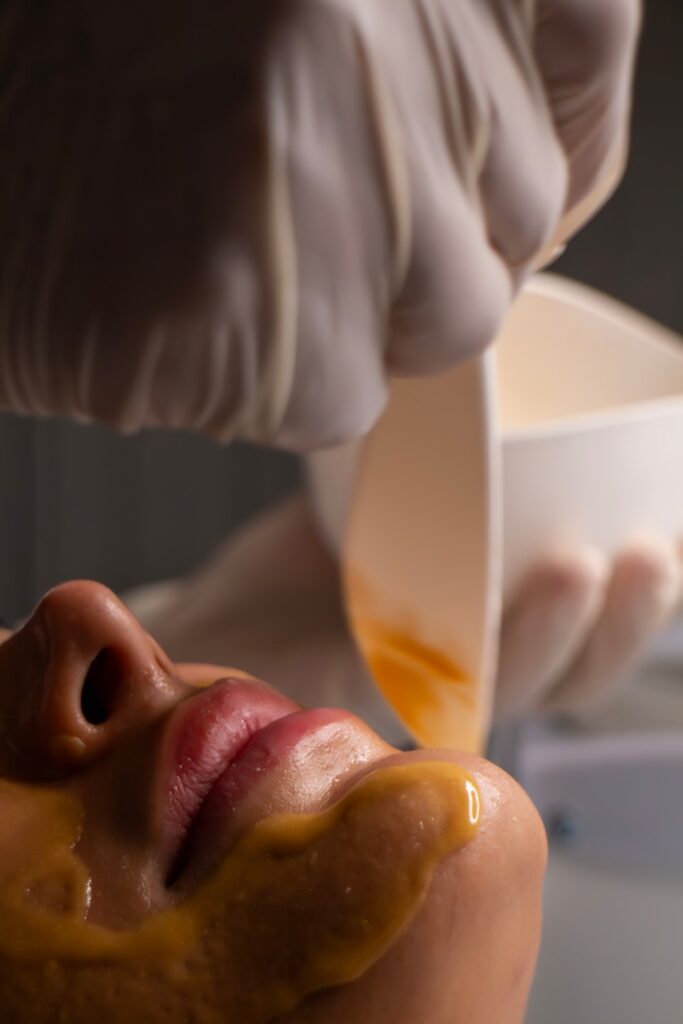 applicazione-maschera-viso-medicina-estetica